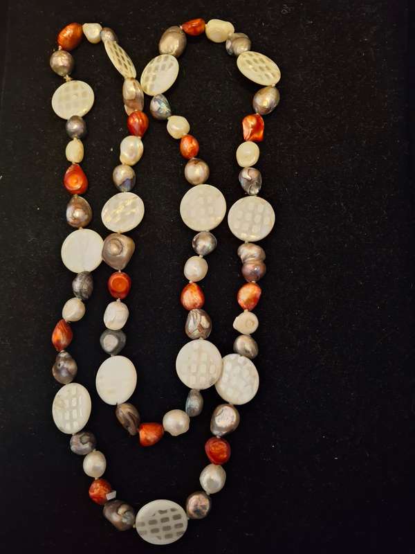 Muliti colored pearl necklace