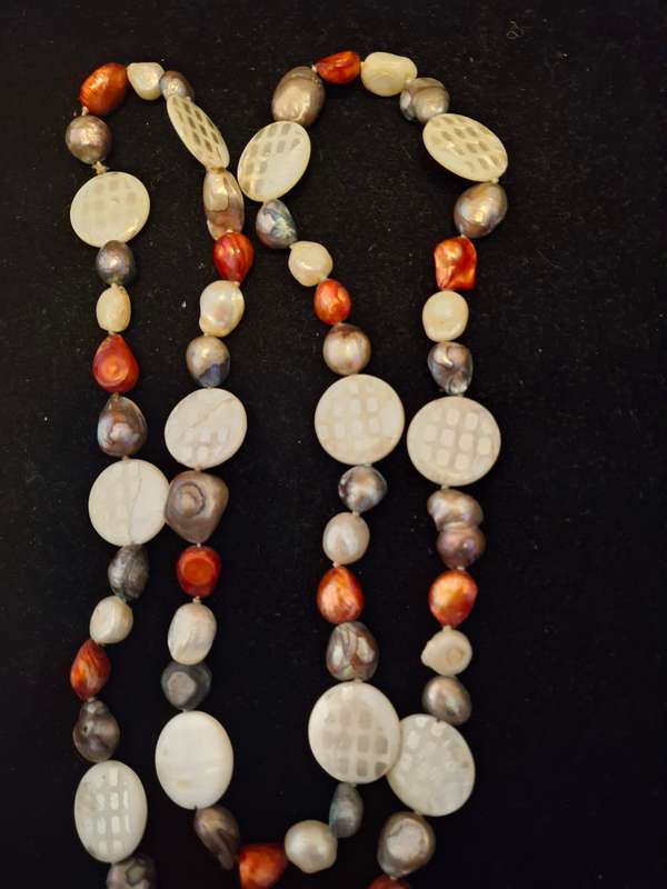 Muliti colored pearl necklace
