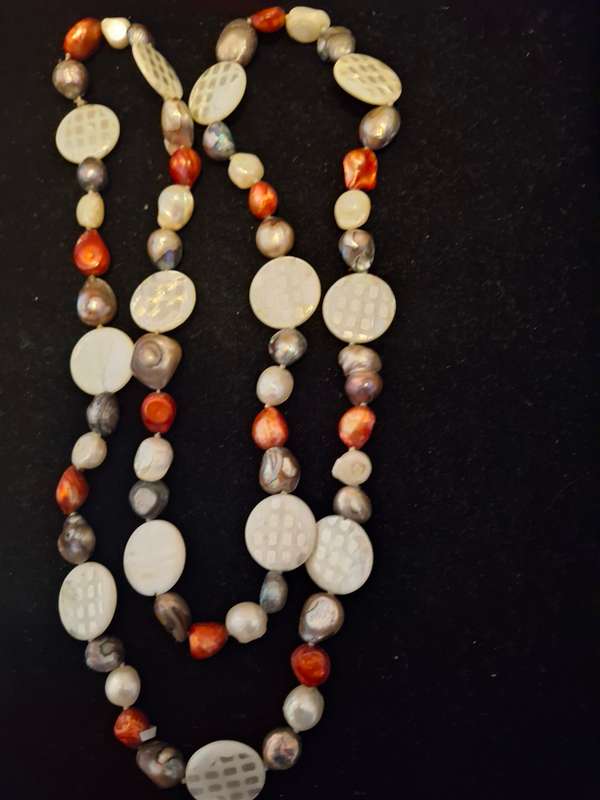 Muliti colored pearl necklace