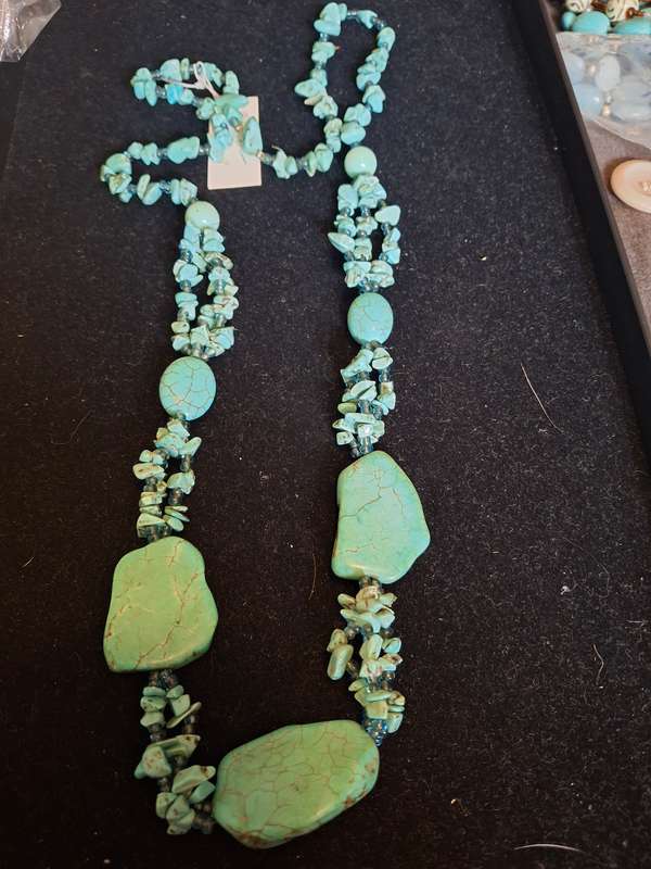 Long tourquoise beaded neckalce