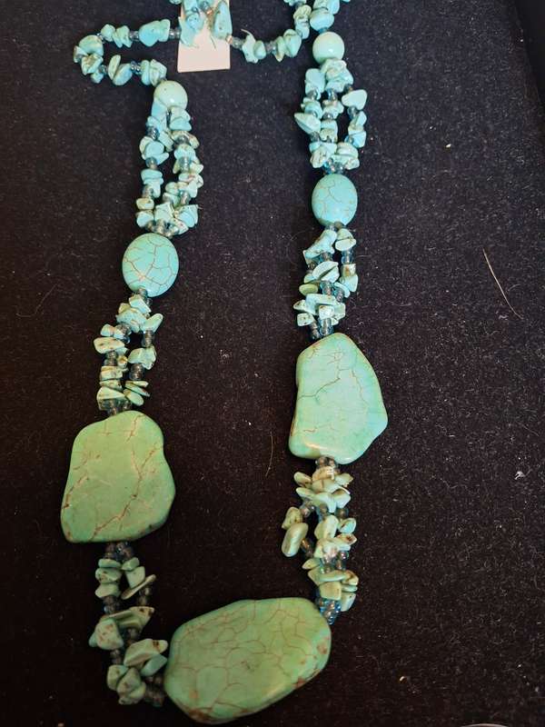 Long tourquoise beaded neckalce