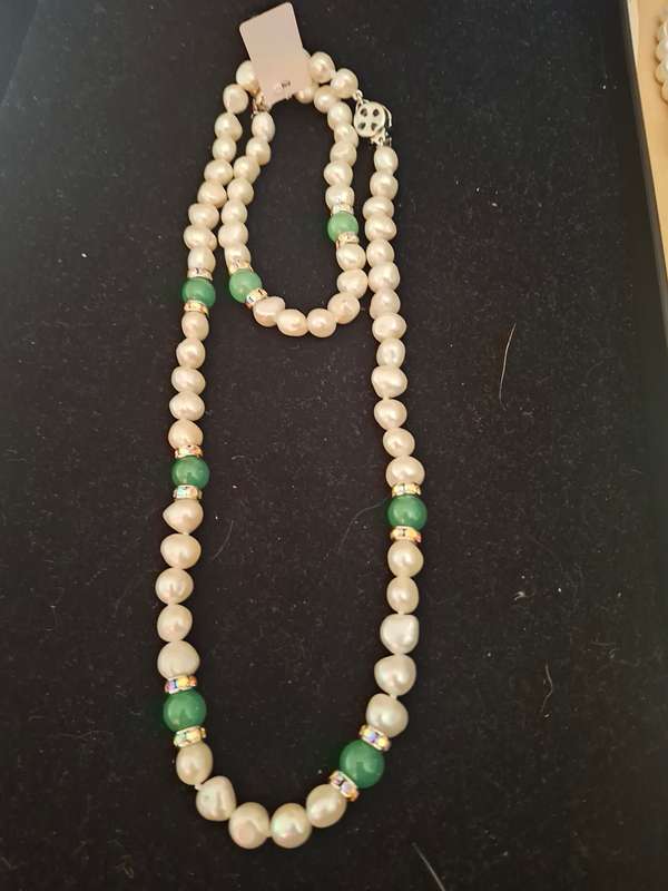 Pearl with green stone bangle set