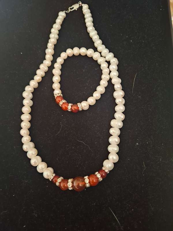Pearl and orange stone with bangle set