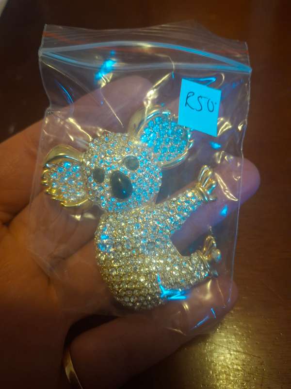 Costume Kolla bear brooch