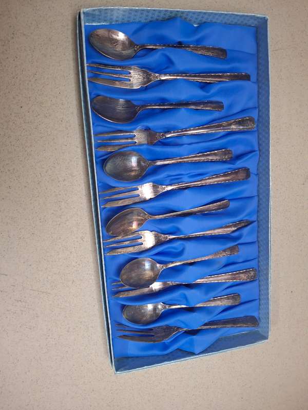 Vintage sliver plated tea spoons and cake forks boxed