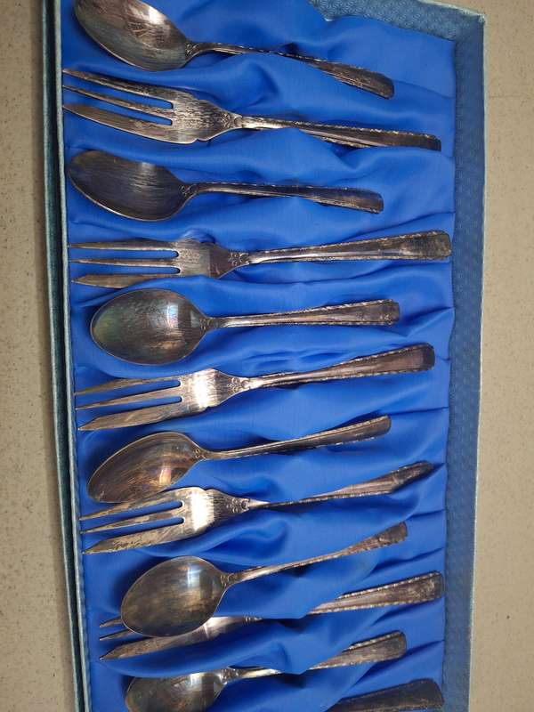 Vintage sliver plated tea spoons and cake forks boxed