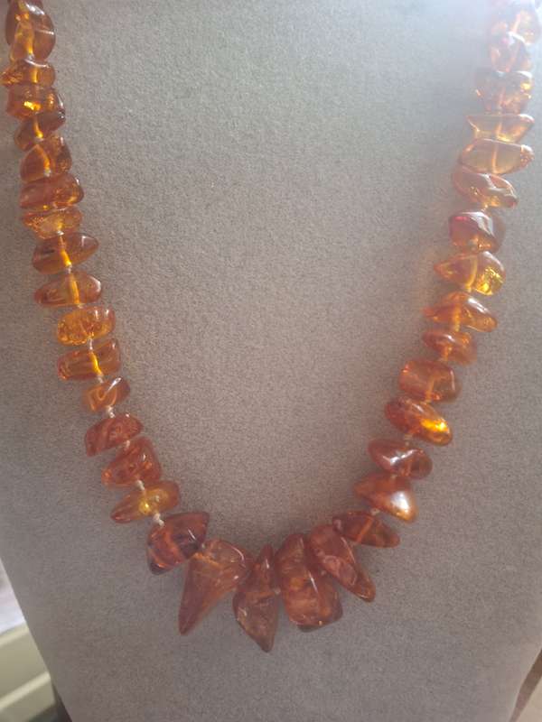 Full amber???looking beaded necklace