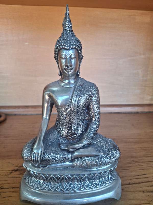 Stunning thaibean sliver in color metal buddha figurine