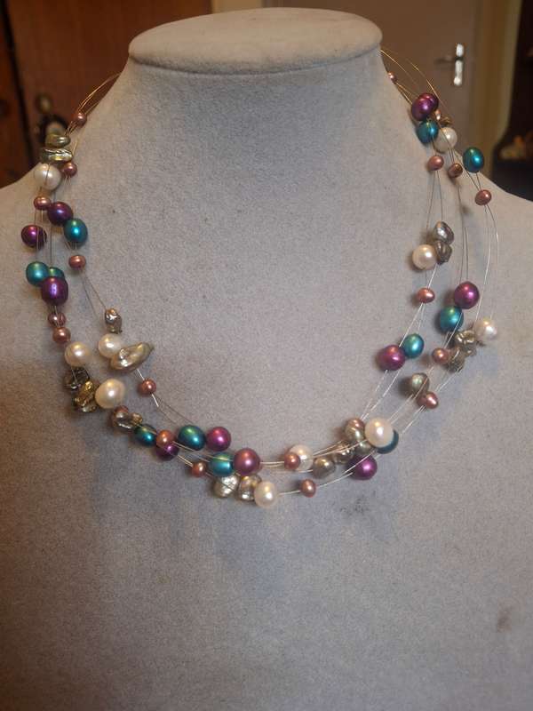 Pretty floating pearl necklace