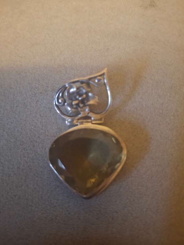 Sliver lemon courts pendant