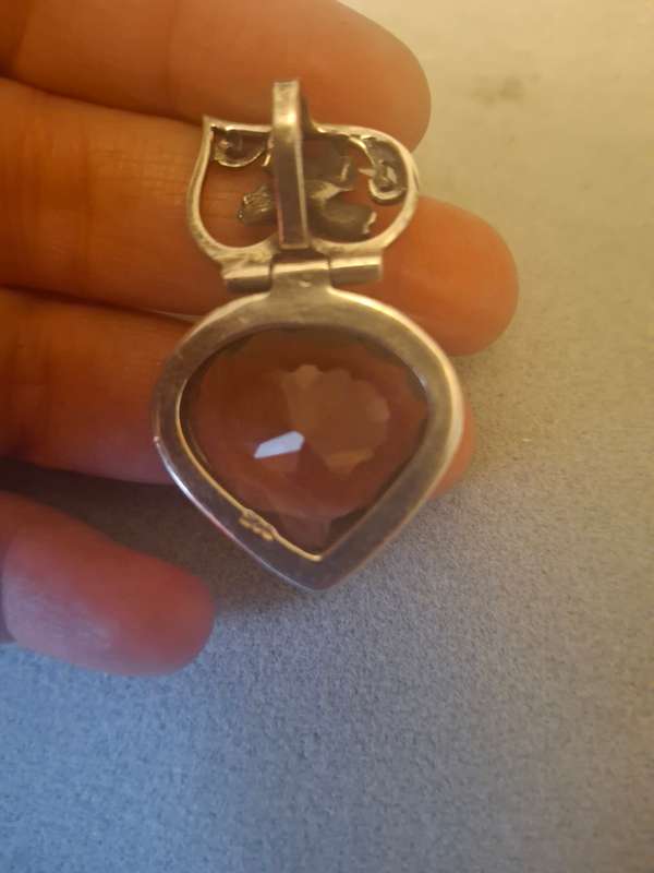 Sliver lemon courts pendant