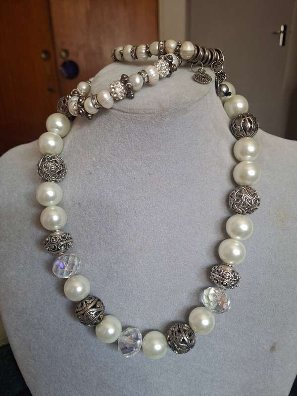 Chunky flaux pearl necklace and two pearl bangles