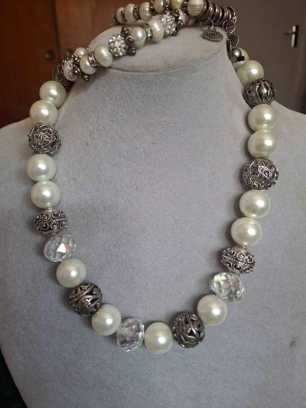 Chunky flaux pearl necklace and two pearl bangles