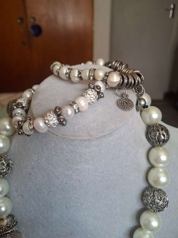 Chunky flaux pearl necklace and two pearl bangles