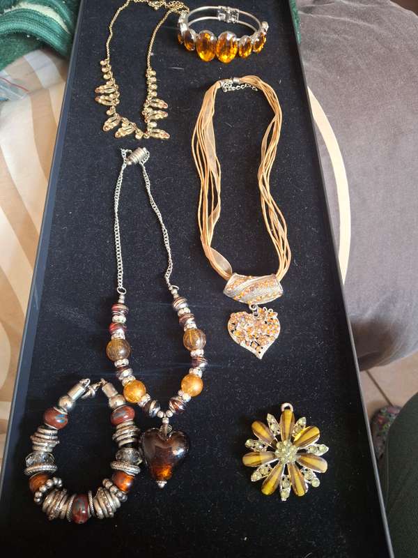 Assorted lot of ladies costume jewerly