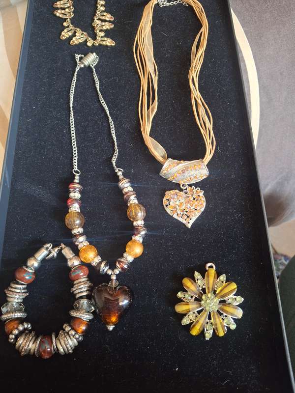 Assorted lot of ladies costume jewerly