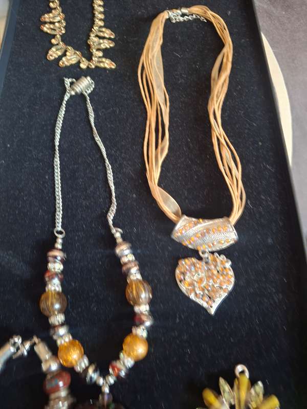 Assorted lot of ladies costume jewerly