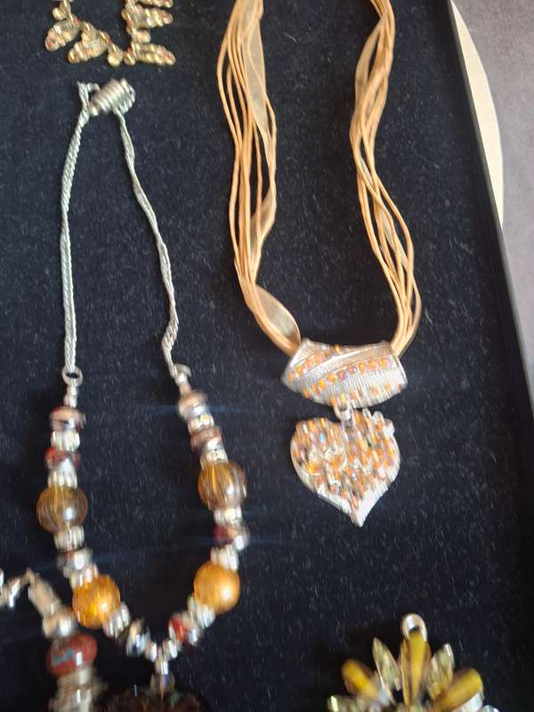 Assorted lot of ladies costume jewerly