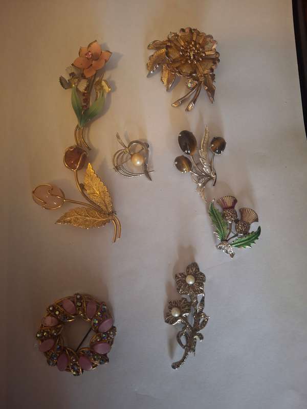 Assorted huge lot of vintage brooches