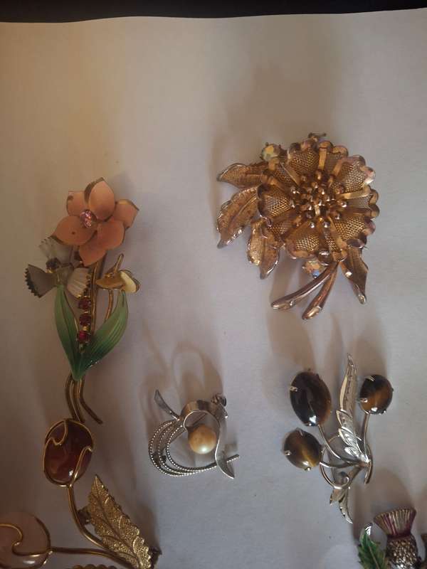 Assorted huge lot of vintage brooches