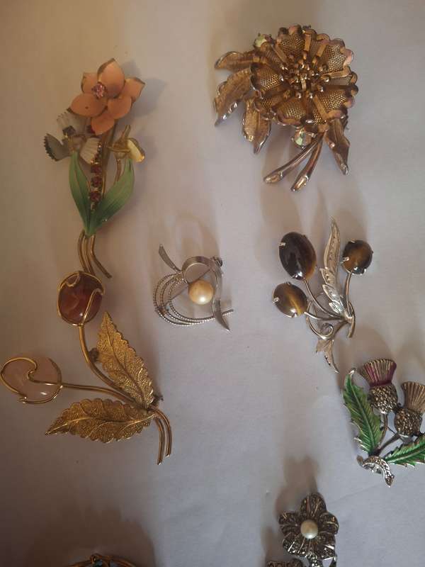 Assorted huge lot of vintage brooches