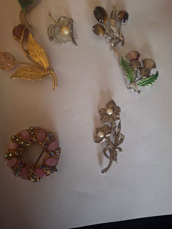 Assorted huge lot of vintage brooches