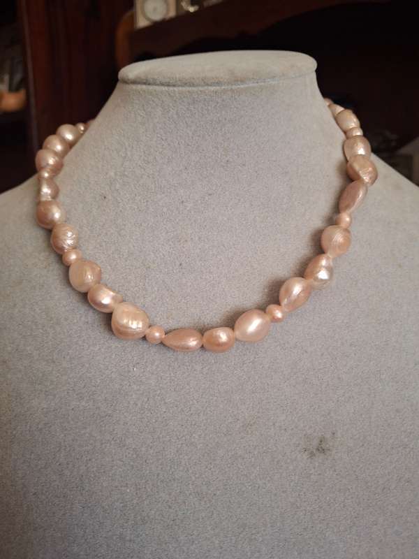 Pretty light pink pearl necklace