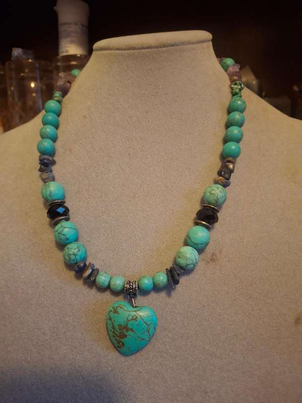 Well made torqiuise looking necklace