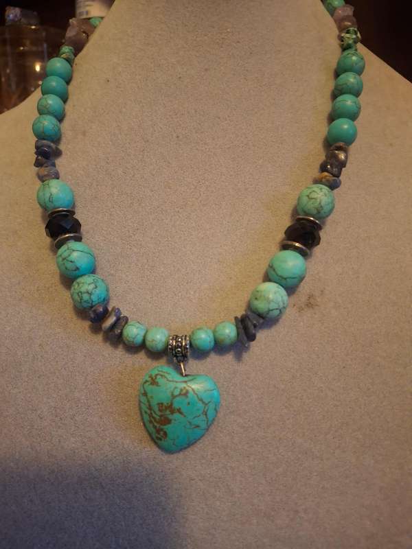 Well made torqiuise looking necklace