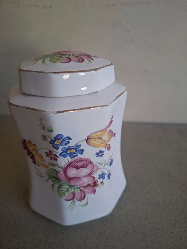 Small procleain floarl jar