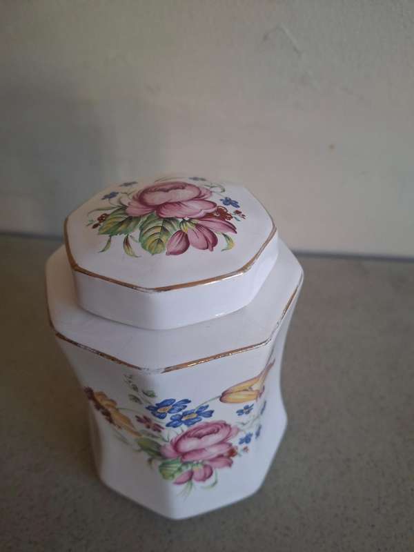 Small procleain floarl jar