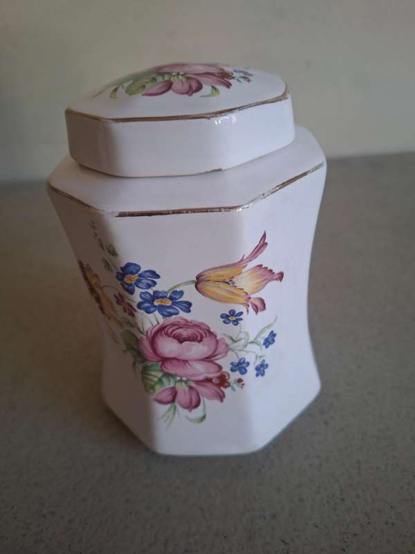 Small procleain floarl jar