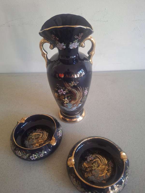 Peacock scence procleain vase