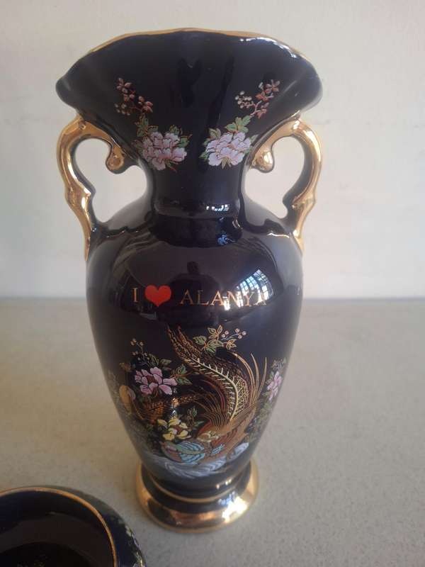 Peacock scence procleain vase
