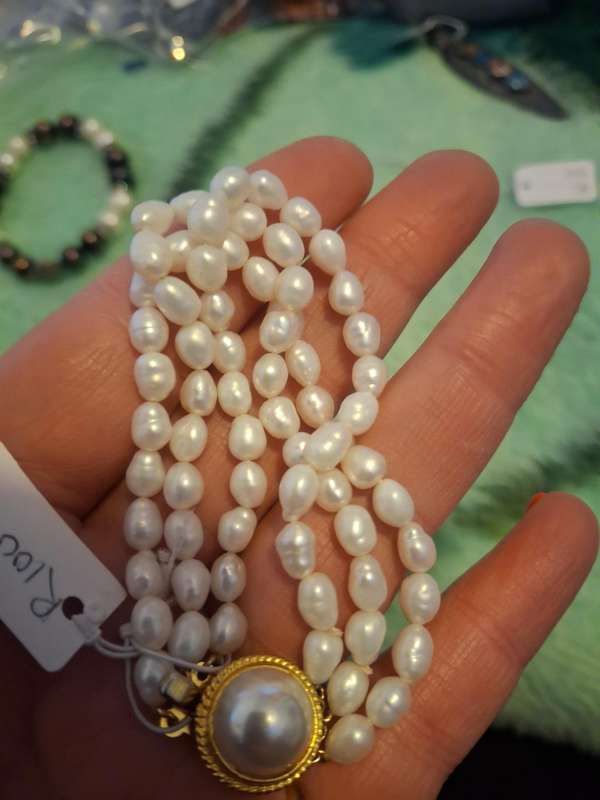Ladies pearl bangle