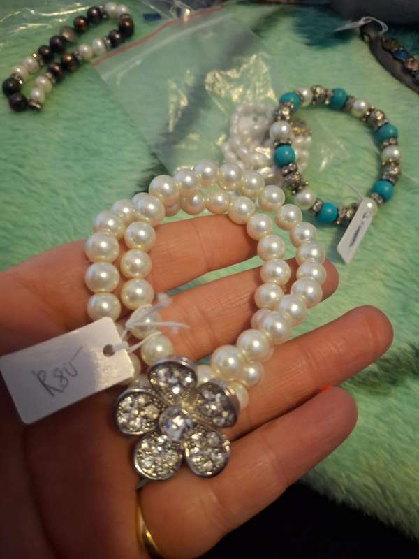 Ladies costume pearl bangle