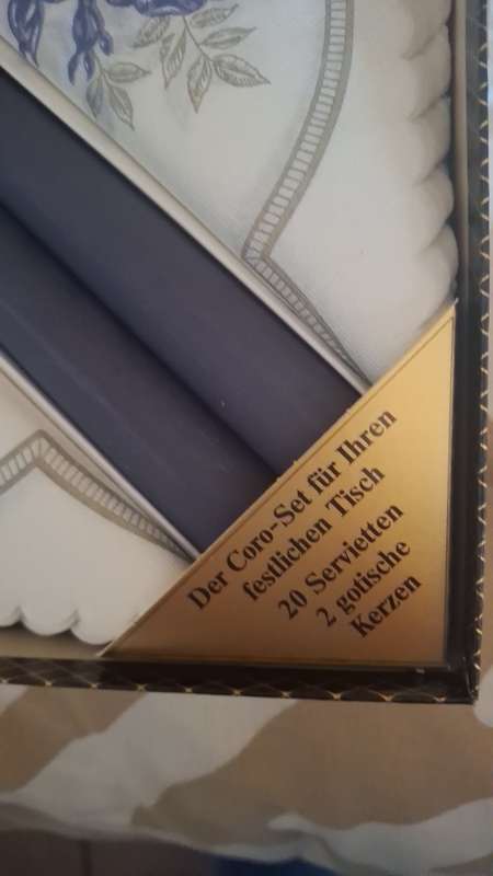Boxed serevhittes with candles