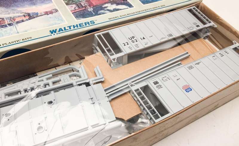 Union Pacific 84 Airslide Hopper Kit / Road Number #220214 / Walthers 932-4681 (HO)