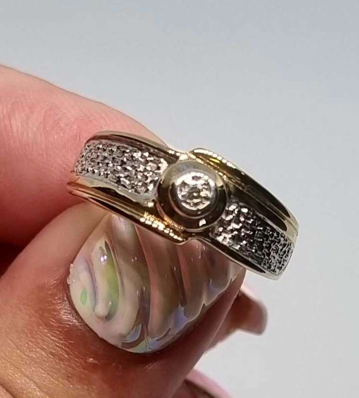9ct Yellow and White Gold Diamond Ring