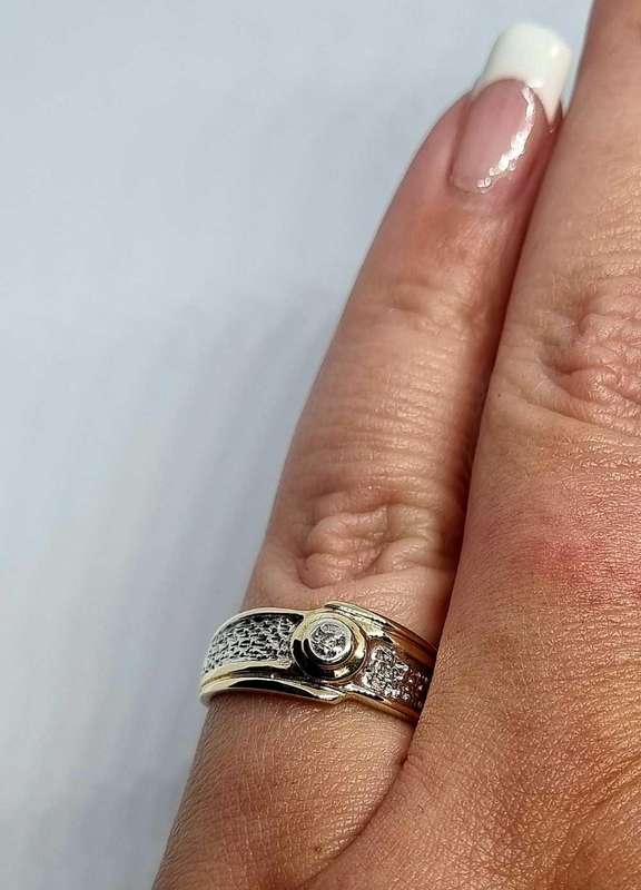 9ct Yellow and White Gold Diamond Ring