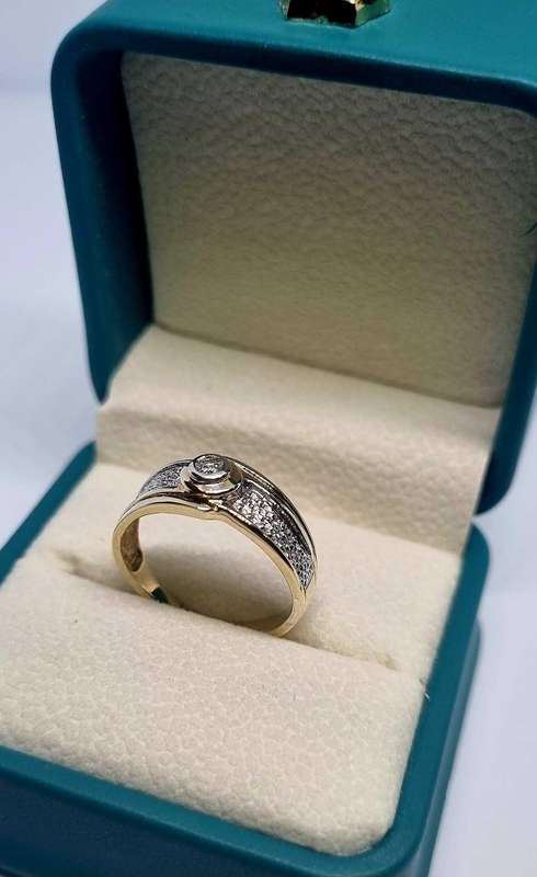 9ct Yellow and White Gold Diamond Ring