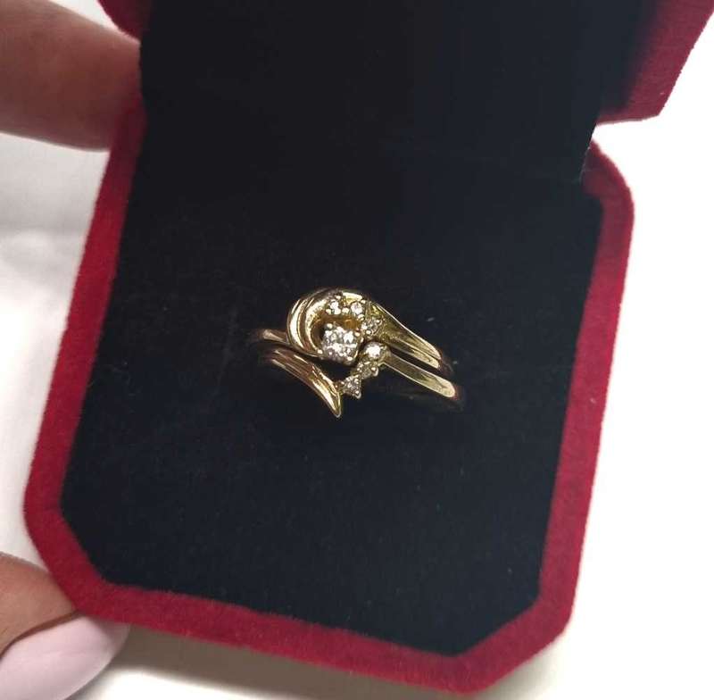 9ct Gold Diamond Ring