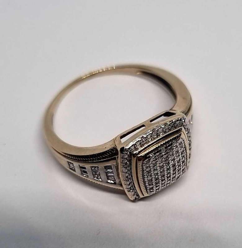 9ct Yellow Gold Diamond Ring