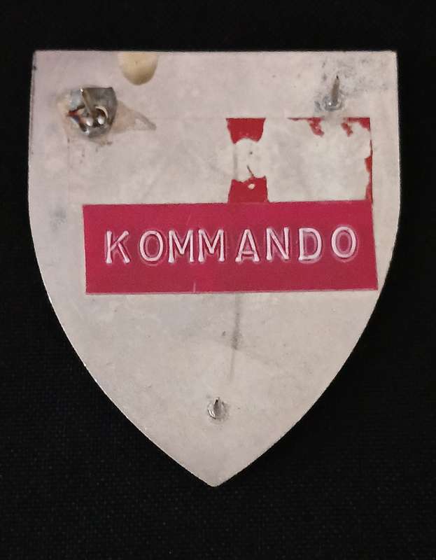 SADF KIMBERLY COMMANDO SHOULDER FLASH      ( ONE PIN REPAIRED )                   L44