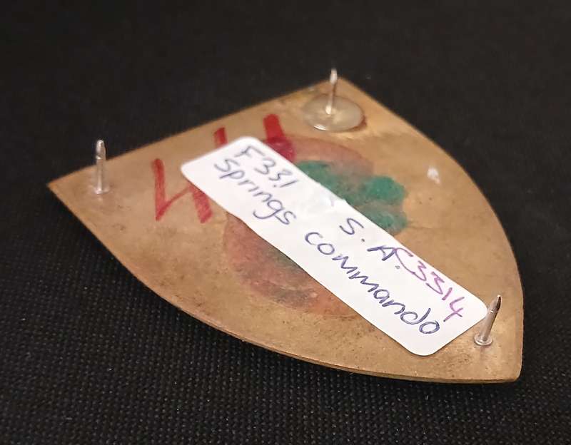 SADF SPRINGS COMMANDO SHOULDER FLASH     ( ONE PIN REPAIRED )                      L97
