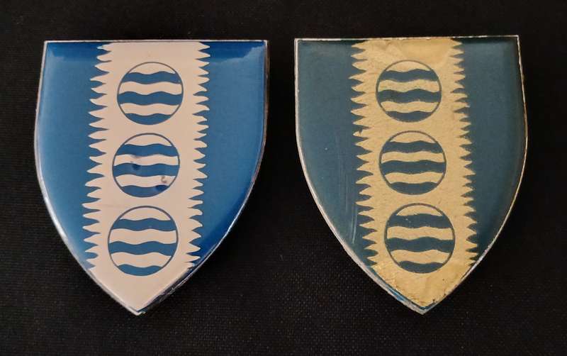 WARMBATHS COMMANDO SHOULDER FLASH PAIR  ( ONE FLASH 3 PINS REPAIRED AND ONE FLASH MISSING PIN ) L121