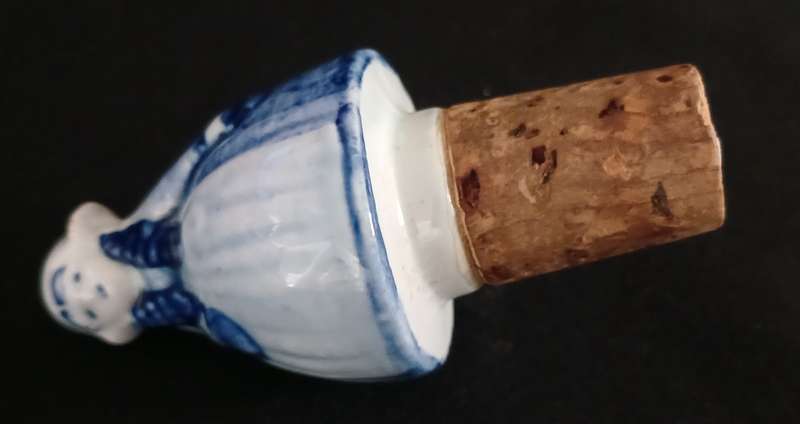 VINTAGE DELFT CORKSCREW WINE POURER