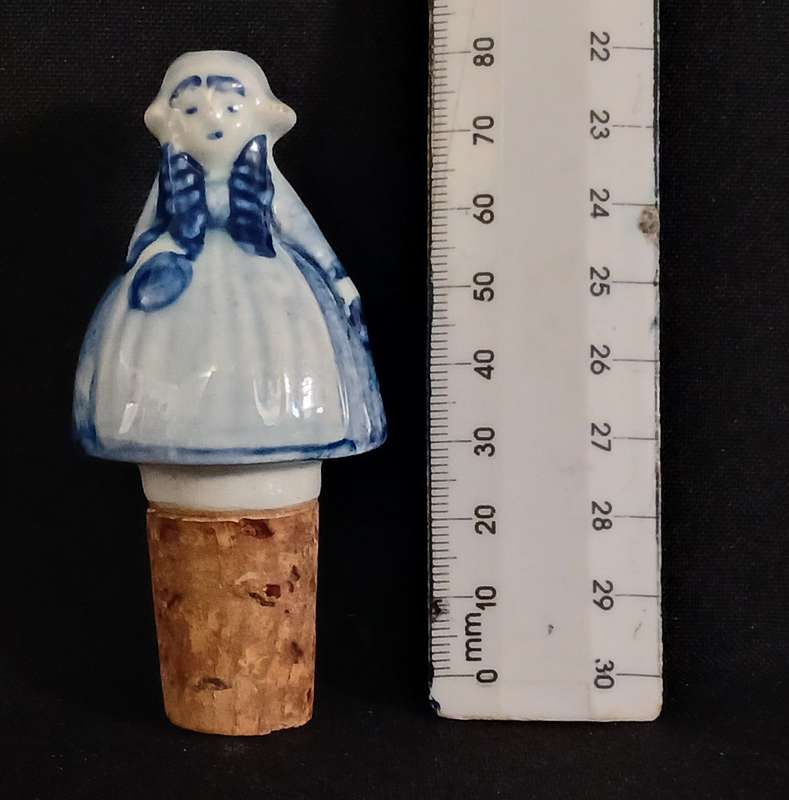 VINTAGE DELFT CORKSCREW WINE POURER