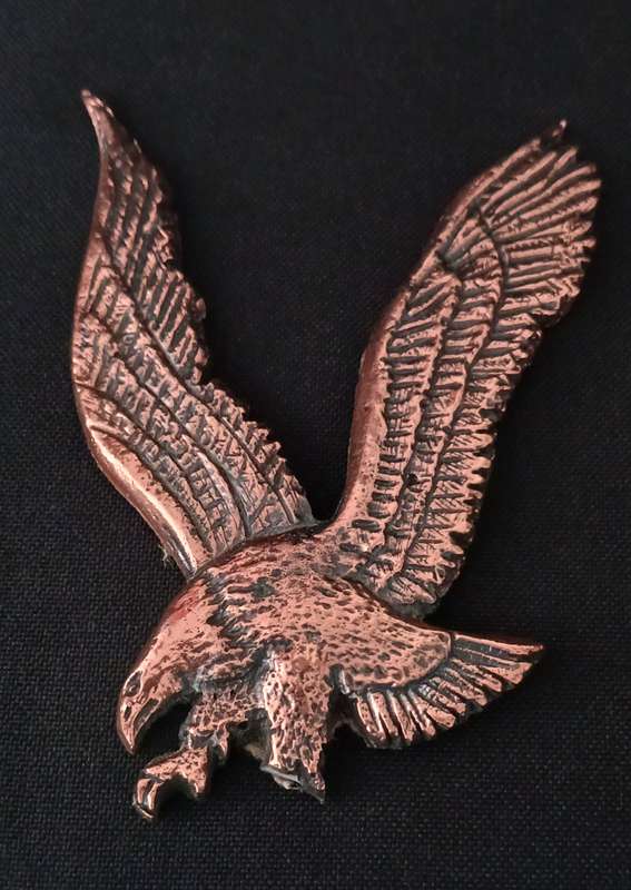 UNKNOWN METAL EAGLE BADGE " HEAVY "   ( NOTE ONE CLAW BROKEN OFF )                     LI42
