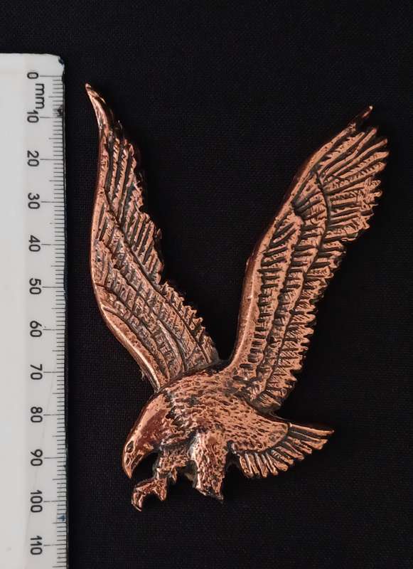UNKNOWN METAL EAGLE BADGE " HEAVY "   ( NOTE ONE CLAW BROKEN OFF )                     LI42
